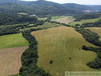 Očarujúca panoráma na okolitú prírodu, lúky, lesy. Excelentn