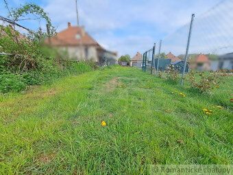 Slnečný pozemok v obci Hruboňovo v časti Výčapky sa nachádza