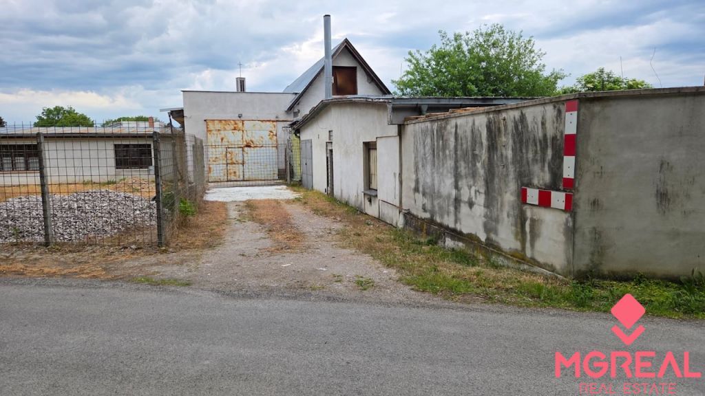 Ponúkame na predaj stavbu skolaudovanú ako garáž a sklad v P
