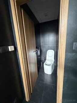 Ponukam na prenajom cele poschodie s wc, kuchynkou a 6 kance