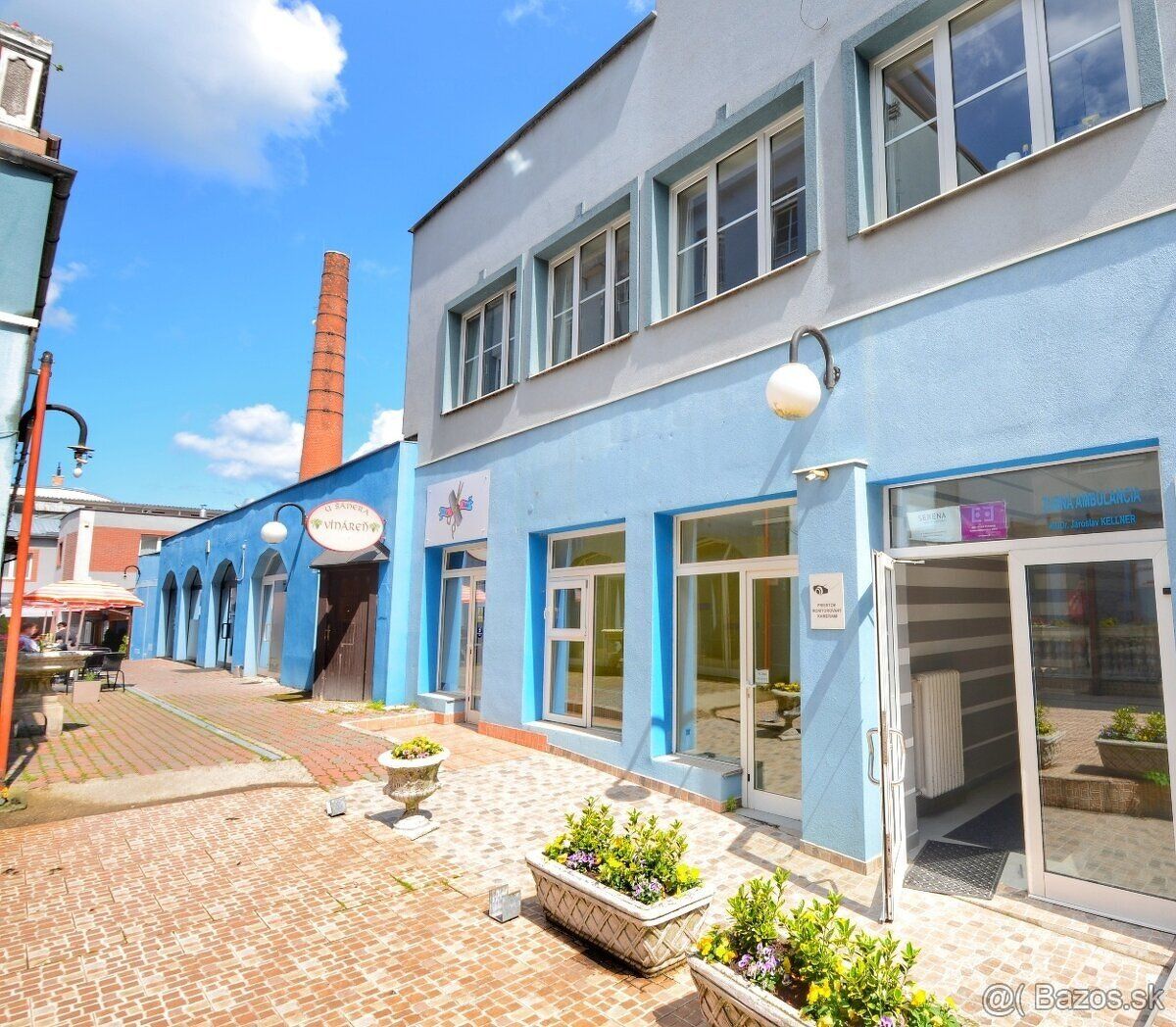 prizemie: obchody - suteren: s moznost na restauraciu - posc