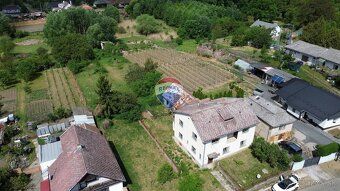 NEZVYČAJNE VEĽKÝ 8 izbový rodinný dom pri kaštieli - vhodný 