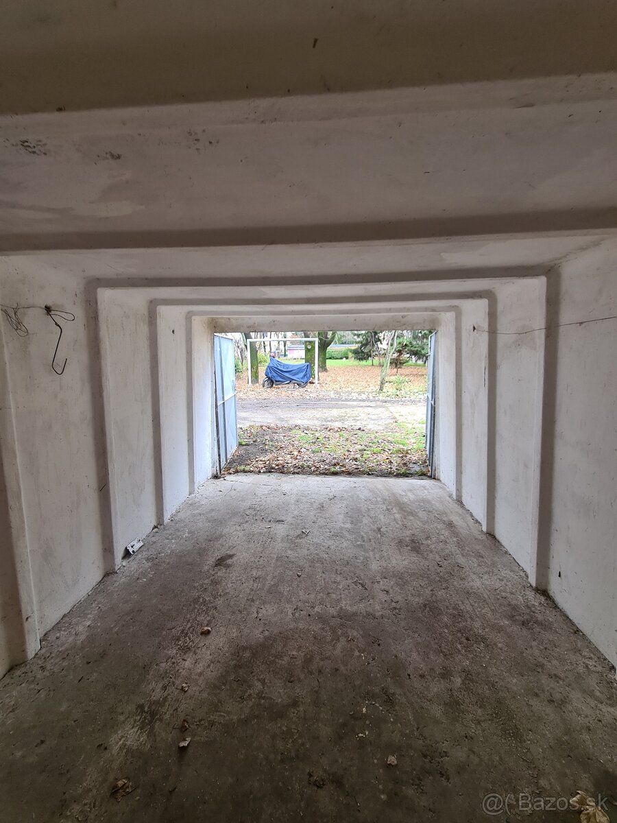Ponúkam na prenájom suchú a voľnú garáž o rozlohe 19 m² v Ru