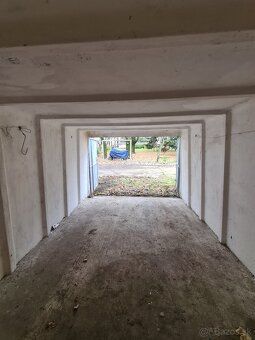 Ponúkam na prenájom suchú a voľnú garáž o rozlohe 19 m² v Ru
