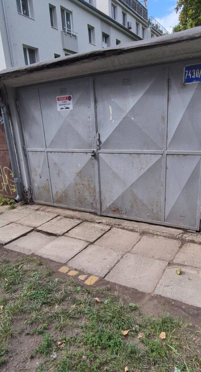 Ponúkam na prenájom suchú a voľnú garáž o rozlohe 19 m² v Ru
