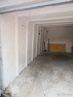 Ponúkam na prenájom suchú a voľnú garáž o rozlohe 19 m² v Ru