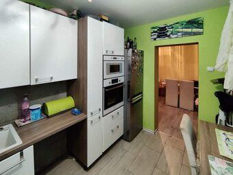 🏡 Na predaj: 3‑izbový zrekonštruovaný byt s loggiou – centru