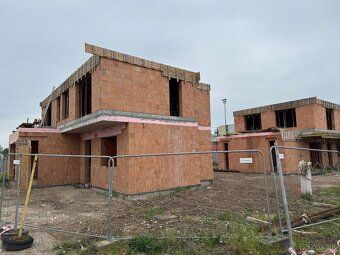 Ponúkame Vám na predaj nadštandardné moderné 5 až 6 izb. rod