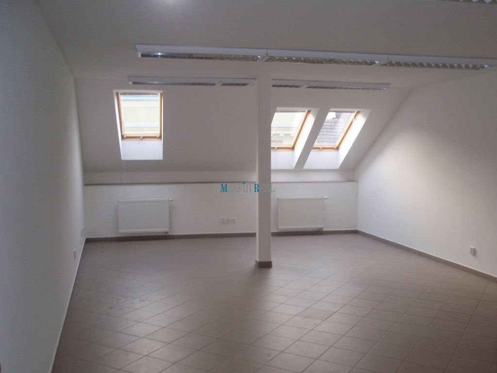 Ponúkame na prenájom kancelárske priestory s výmerou 42 m², 