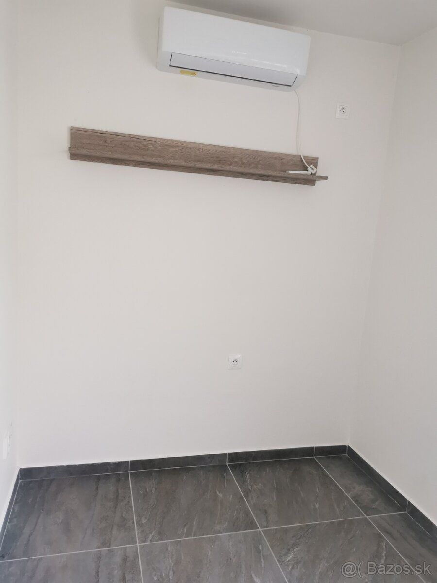 Ponúkame obchodný priestor do prenájmu. Výmera je 12 m2.K pr