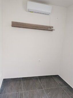 Ponúkame obchodný priestor do prenájmu. Výmera je 12 m2.K pr