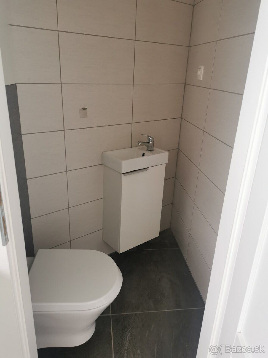Ponúkame obchodný priestor do prenájmu. Výmera je 12 m2.K pr