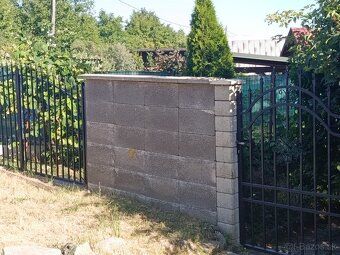 Na rovinatom pozemku s rozlohou 550m2 sa nachádza staršia mu