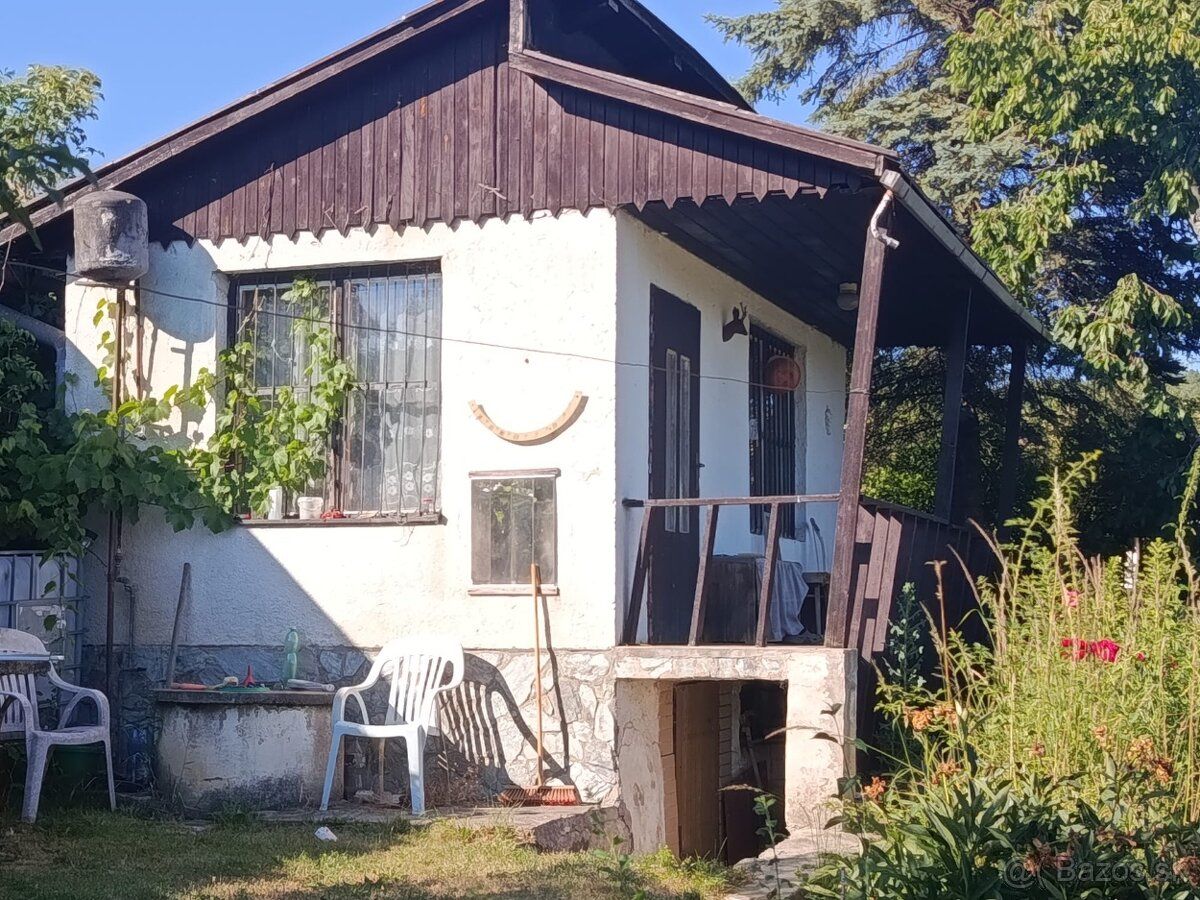Na rovinatom pozemku s rozlohou 550m2 sa nachádza staršia mu