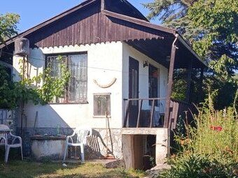Na rovinatom pozemku s rozlohou 550m2 sa nachádza staršia mu