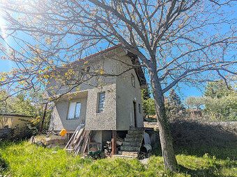 Na rovinatom pozemku s rozlohou 550m2 sa nachádza staršia mu