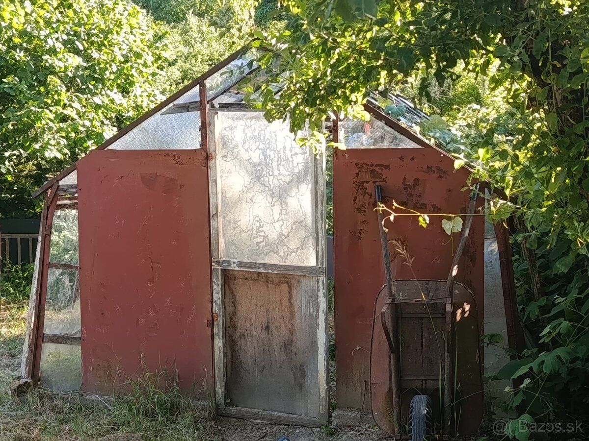 Na rovinatom pozemku s rozlohou 550m2 sa nachádza staršia mu
