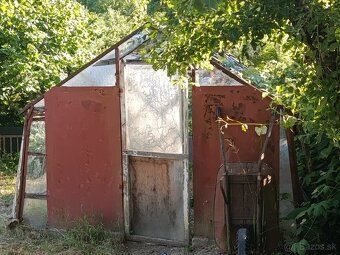 Na rovinatom pozemku s rozlohou 550m2 sa nachádza staršia mu