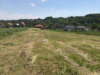 Ponúkame na predaj stavebný pozemok o výmere 2254 m2. Mierne