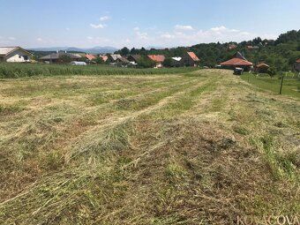 Ponúkame na predaj stavebný pozemok o výmere 2254 m2. Mierne