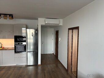 2-izbový byt; 62,5m2 + balkón 3 m2.
Na Jarabinkovej ulici v 