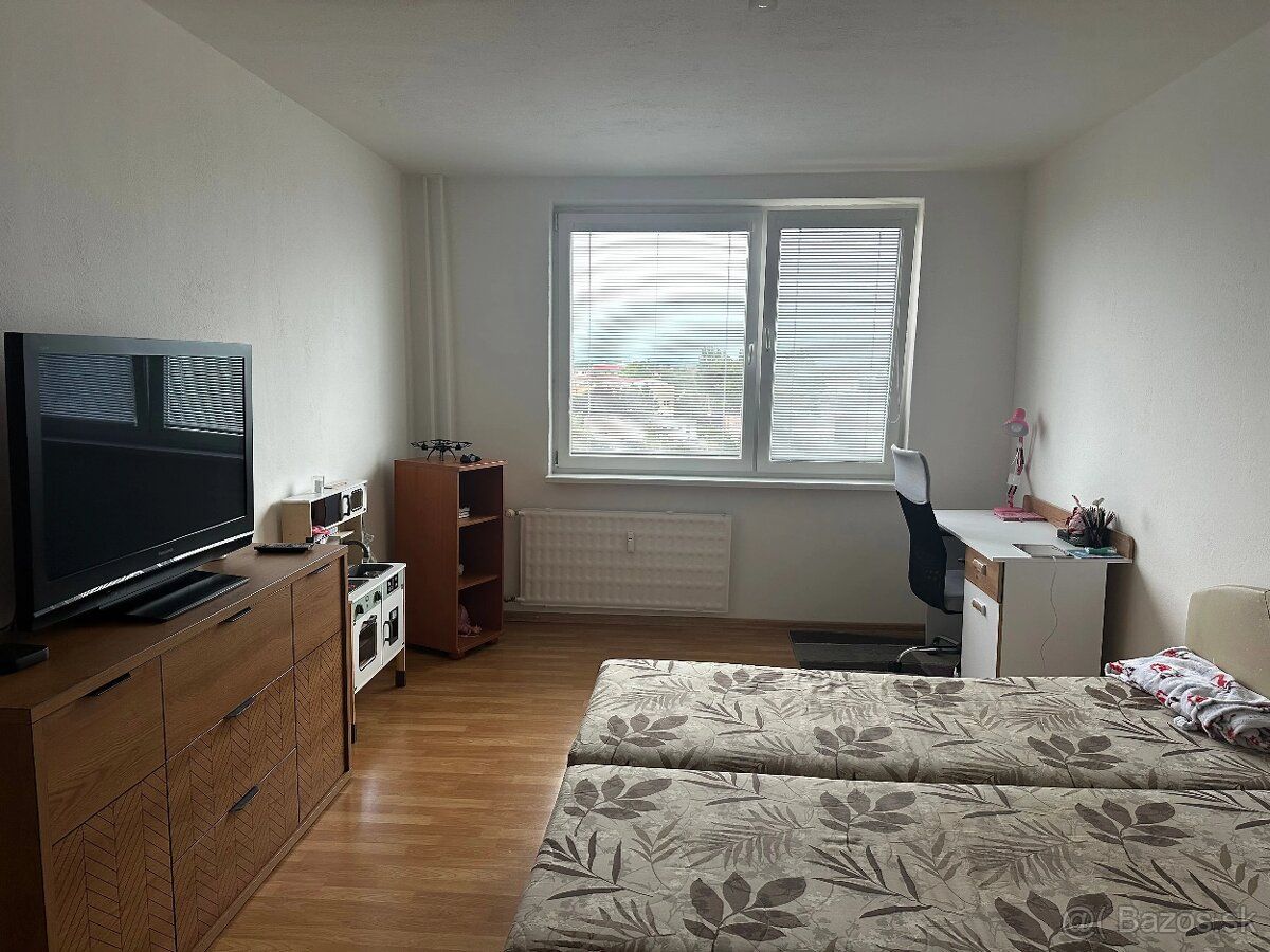 Sprostredkujeme prenájom veľkého 3 izbového bytu s balkónom 