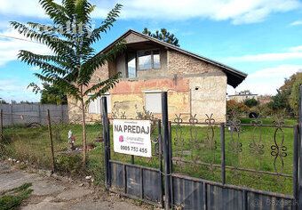 Predáme pozemok 795 m2 so starším domom, výhodná poloha blíz