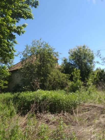 Predáme pozemok 795 m2 so starším domom, výhodná poloha blíz