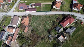 Ponúkame na predaj slnečný pozemok o výmere 1468 m², ideálny