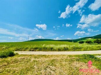 Ponúkame na predaj slnečný pozemok o výmere 1468 m², ideálny