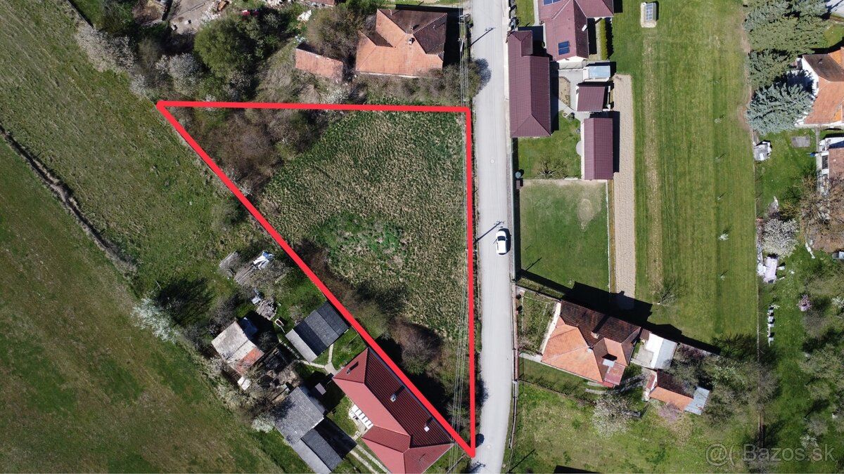 Ponúkame na predaj slnečný pozemok o výmere 1468 m², ideálny