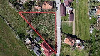 Ponúkame na predaj slnečný pozemok o výmere 1468 m², ideálny