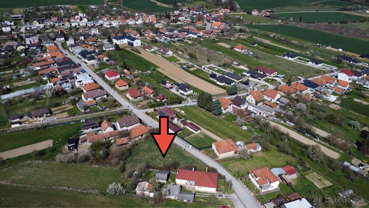 Ponúkame na predaj slnečný pozemok o výmere 1468 m², ideálny