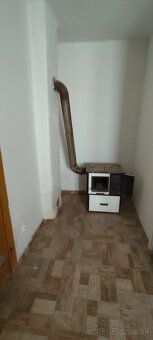 Ponúkam na predaj vidiecky 2 izbový domček s podbráním v tva