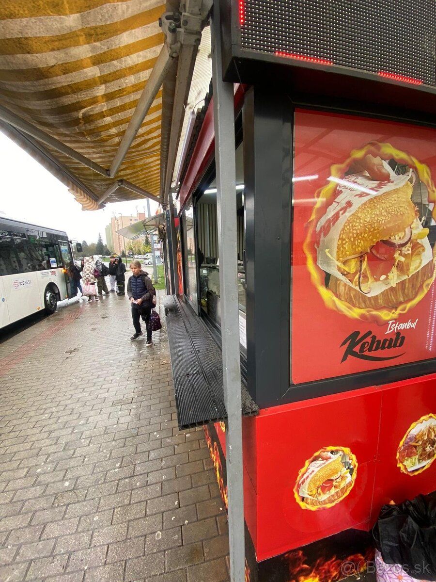 NA PREDAJ: Zabehnutá prevádzka kebabu v centre Lučenca – Vaj