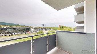 TOP MAKLÉR ponúka svetlý 2-izbový apartmán
Balkón, pivnica a
