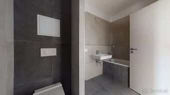 TOP MAKLÉR ponúka svetlý 2-izbový apartmán
Balkón, pivnica a