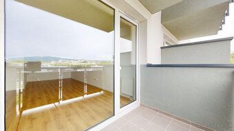 TOP MAKLÉR ponúka svetlý 2-izbový apartmán
Balkón, pivnica a