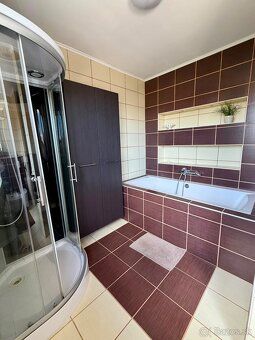 Ponúkam na predaj 5 izbový dvojpodlažný rodinný dom s garážo