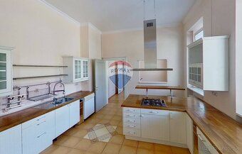Realitná kancelária RE/MAX ponúka exkluzívne na predaj vilu 