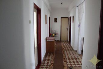 Ponúkame na predaj priestranný 6 izbový dvojpodlažný rodinný