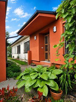 Zastavaná plocha: 293 m² Obytná plocha: 225 m² Pozemok: 1 65