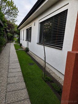 Zastavaná plocha: 293 m² Obytná plocha: 225 m² Pozemok: 1 65