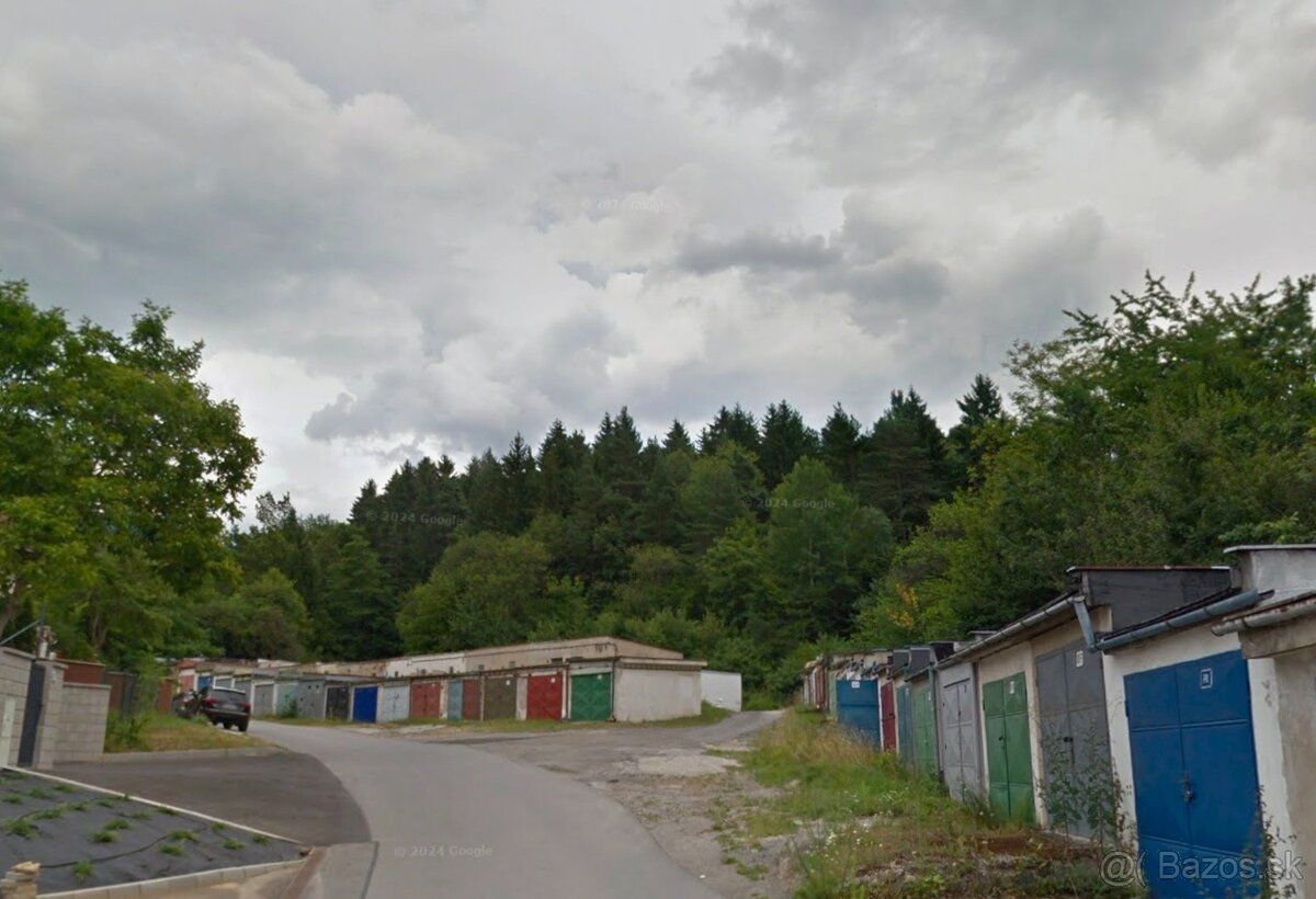 Predám garáž nad farou smer dráhy. V dobrom stave. S elektro
