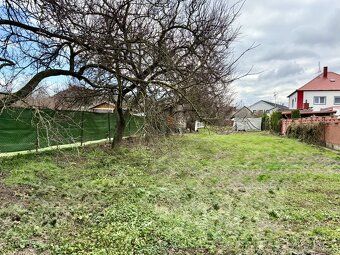 Na predaj rovinatý pozemok o veľkosti 1.065 m2, v centre obc