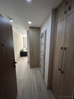 🏡 Moderná garsónka na prenájom - Južná trieda 13, centrum
Po