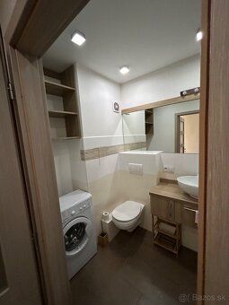 🏡 Moderná garsónka na prenájom - Južná trieda 13, centrum
Po