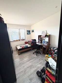 Ponúkame na predaj priestranný a moderne riešený 4-izbový ro