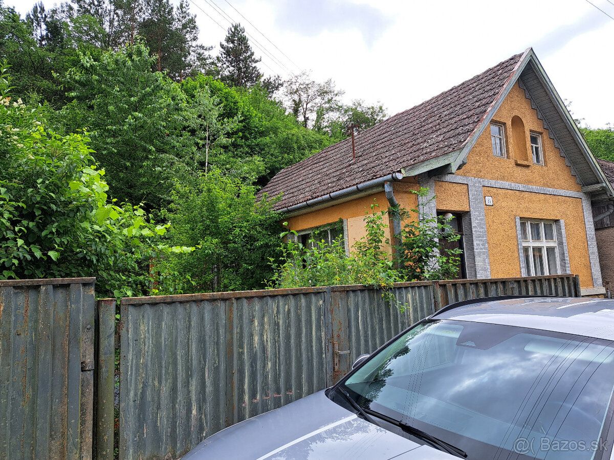 Ponúkame na predaj pozemok so starým rodinným domom v obci R