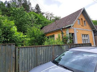 Ponúkame na predaj pozemok so starým rodinným domom v obci R